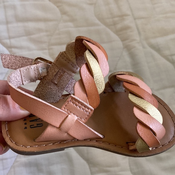 Gap * toddler size 6 neutral and pink sandle - Picture 3 of 6